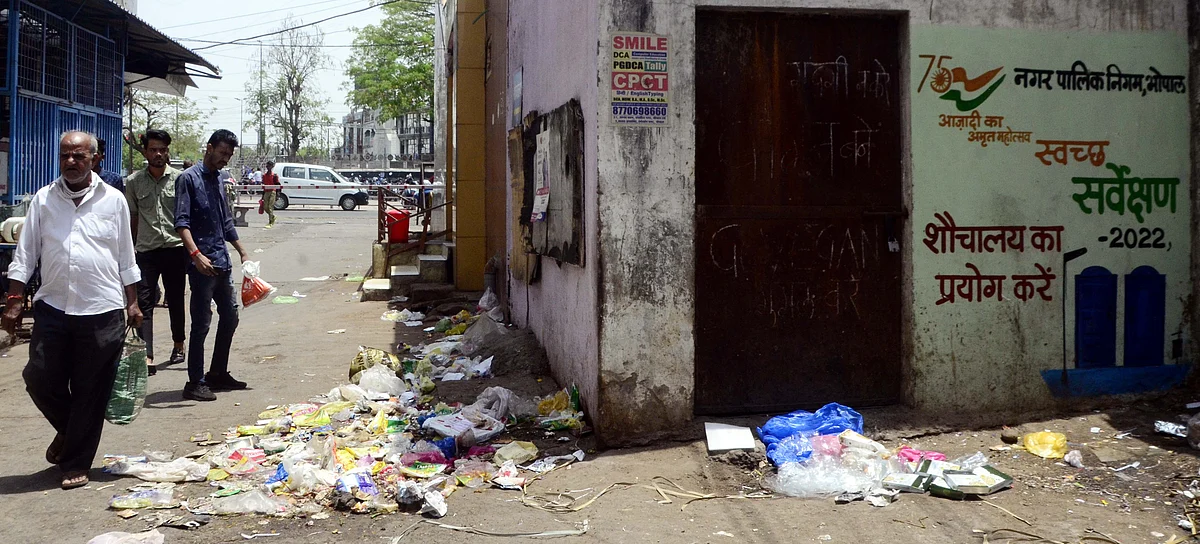 Garbage dumped in New Market was not collected due to strike of sanitation workers in Bhopal on Sunday