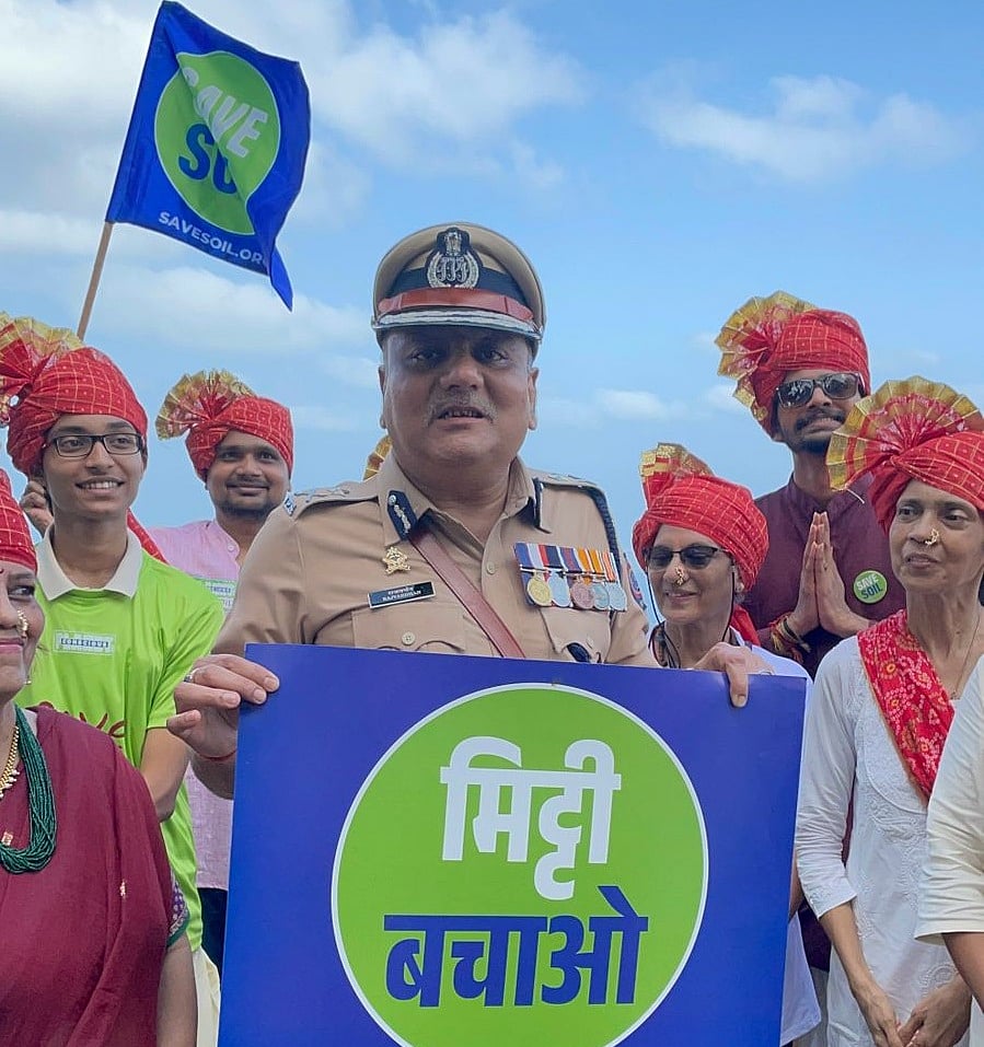 Save Soil volunteers observe Maharashtra Day - Vimarsana News