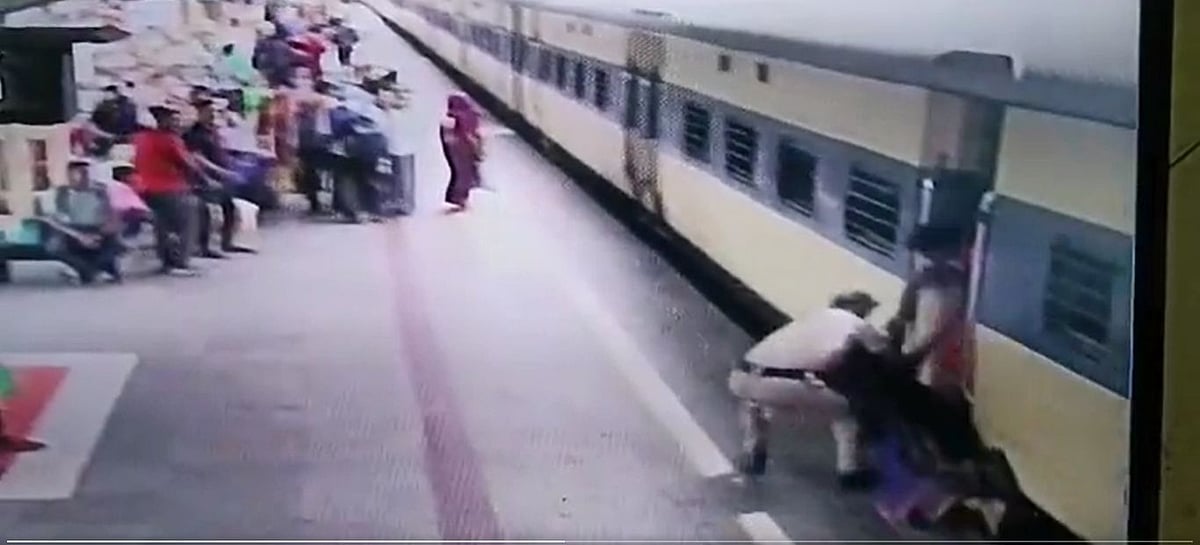 Watch Video: Bhubaneshwar railway cop saves woman from falling off moving train - Vimarsana News