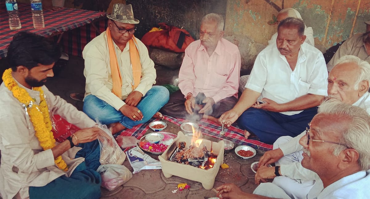 Ujjain: Retrenched Binod Mills labourers perform 'Sadbuddhi Yagya' - Vimarsana News