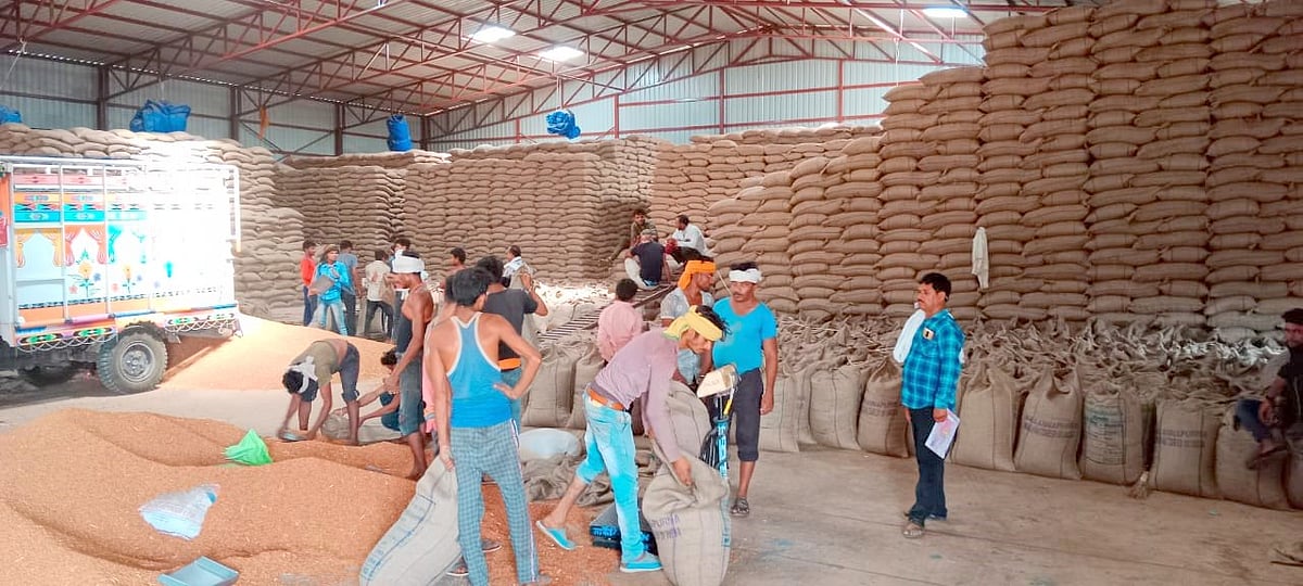 Bhikangaon farmers demand increase in weighing bridge and porters - Vimarsana News