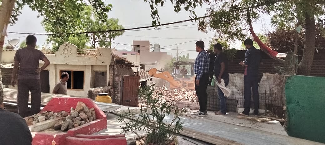 Dewas: 11 houses obstructing MR 11 road construction demolished - Vimarsana News