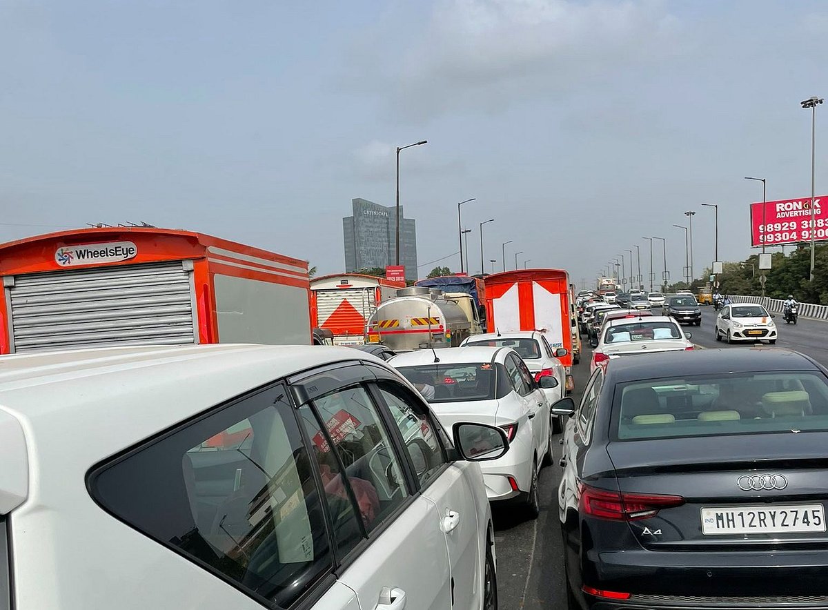 Mumbai: Heavy traffic on both sides of Vashi bridge after accident; watch video - Vimarsana News