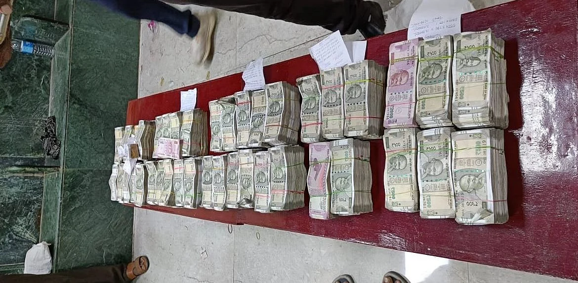 RPF busts hawala racket at Kalyan; seizes over Rs 1 crore cash, jewellery