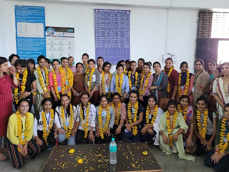 Indore: 31 girls of division leave for Attari border to watch 'Beating the Retreat' ceremony - Vimarsana News
