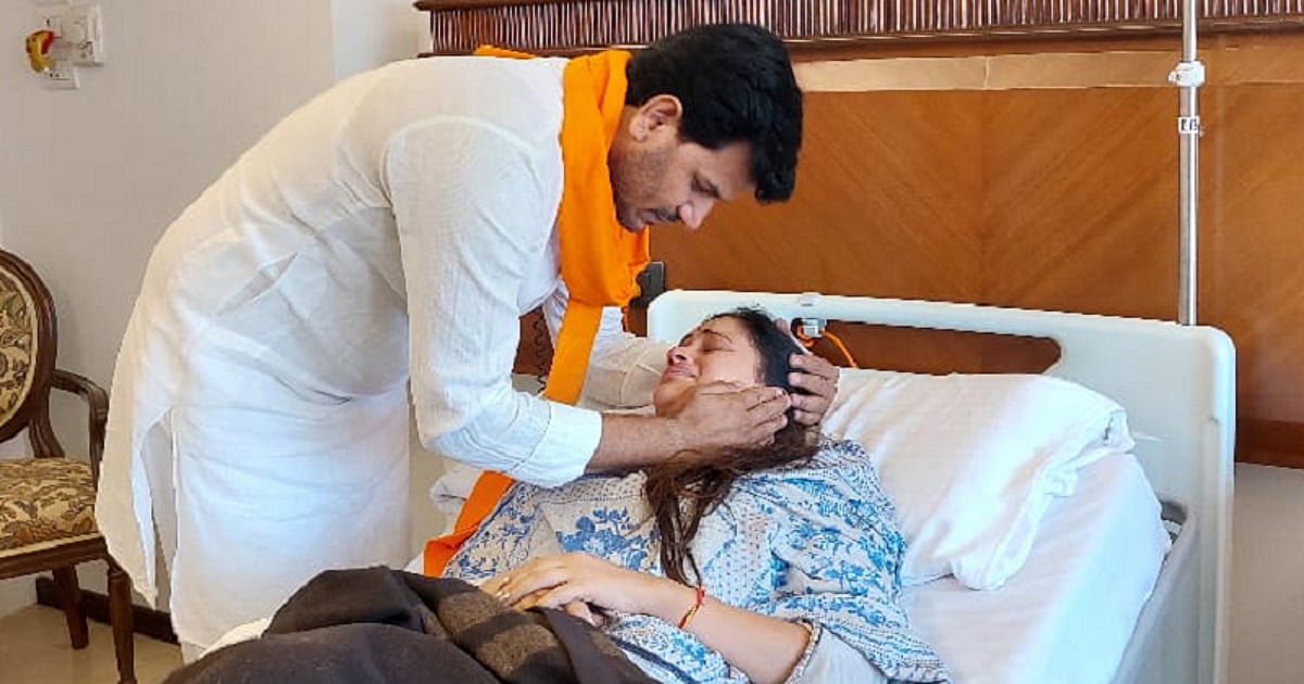 Navnit Ravi Rana Watch video: Reunited after 12 days, Navneet Rana breaks down in tears ...