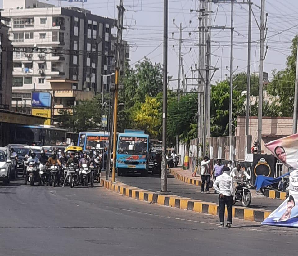 Indore: ​Passenger bus jumped red light 36 times, seized by traffic police - Vimarsana News