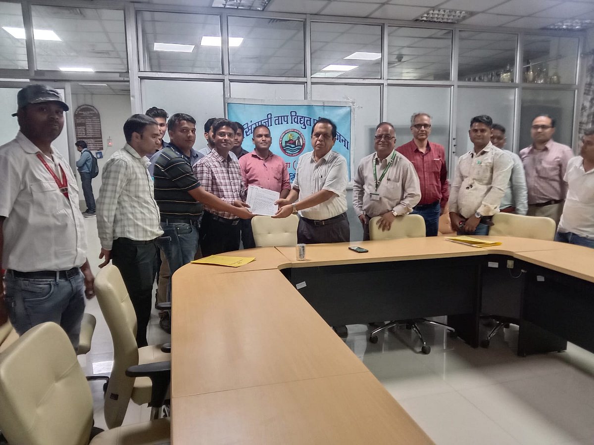Narmada Nagar: Power department junior engineers submit memo for fulfilment of demands - Vimarsana News