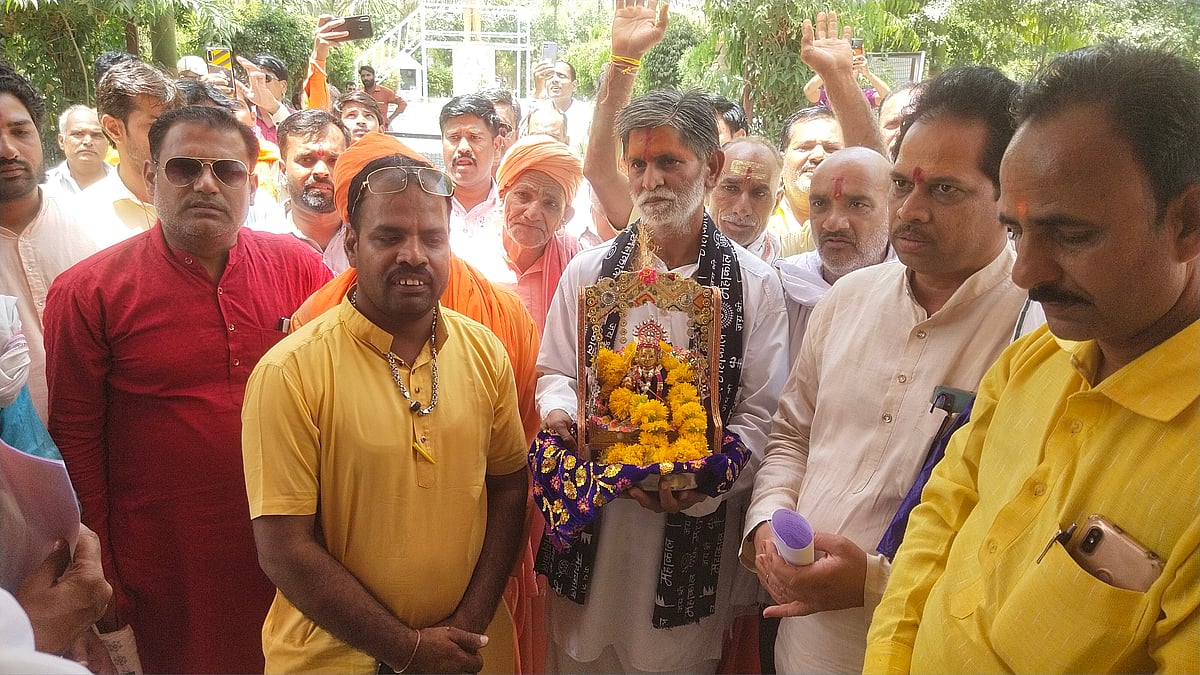 Alot: Temple lands auctioned in and around Alot, priests protest - Vimarsana News
