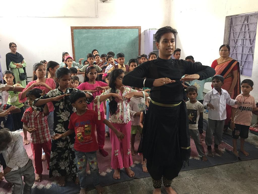 UJJAIN SPIC MACAY, IOCL WORKSHOP: Delhi-based Kathak dancer performs at two govt schools - Vimarsana News