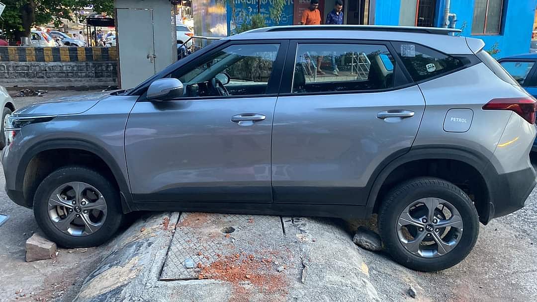 Madhya Pradesh: Car hanging on divider leaves netizens in splits - Vimarsana News