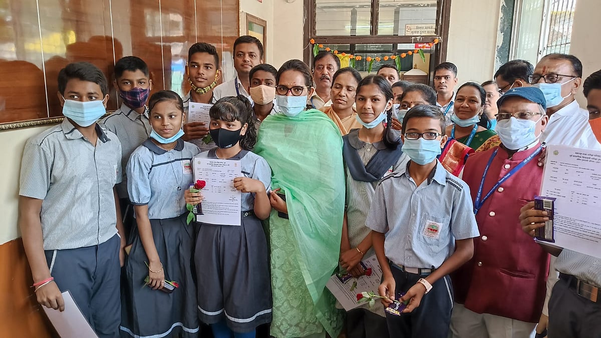 Navi Mumbai: As schools reopen, Minister of School Education Varsha Gaikwad welcomes students to NMMC school - Vimarsana News