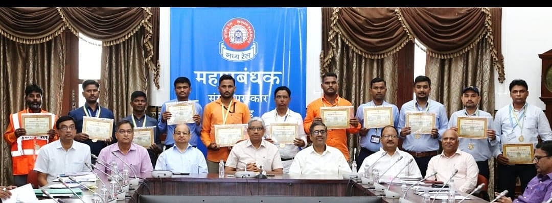 Mumbai: 10 Central Railway staff felicitated with 'General Manager's Safety Award' - Vimarsana News