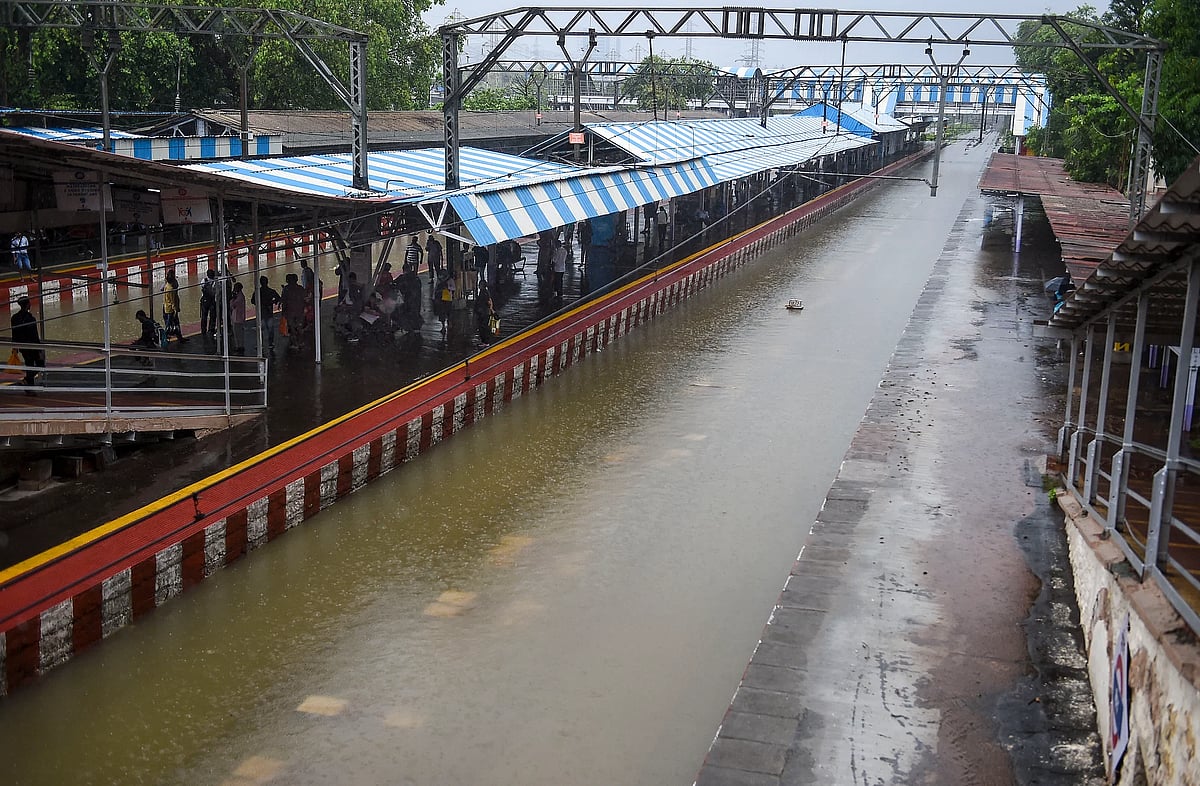 Mumbai: Western Railway gears up for monsoon; carries out cleaning and installation work - Vimarsana News