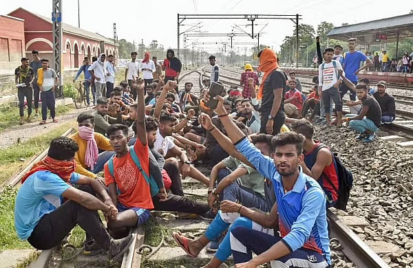 Agnipath scheme row: Violent protest in several UP districts; dozens trains cancelled, expressway blocked - Vimarsana News