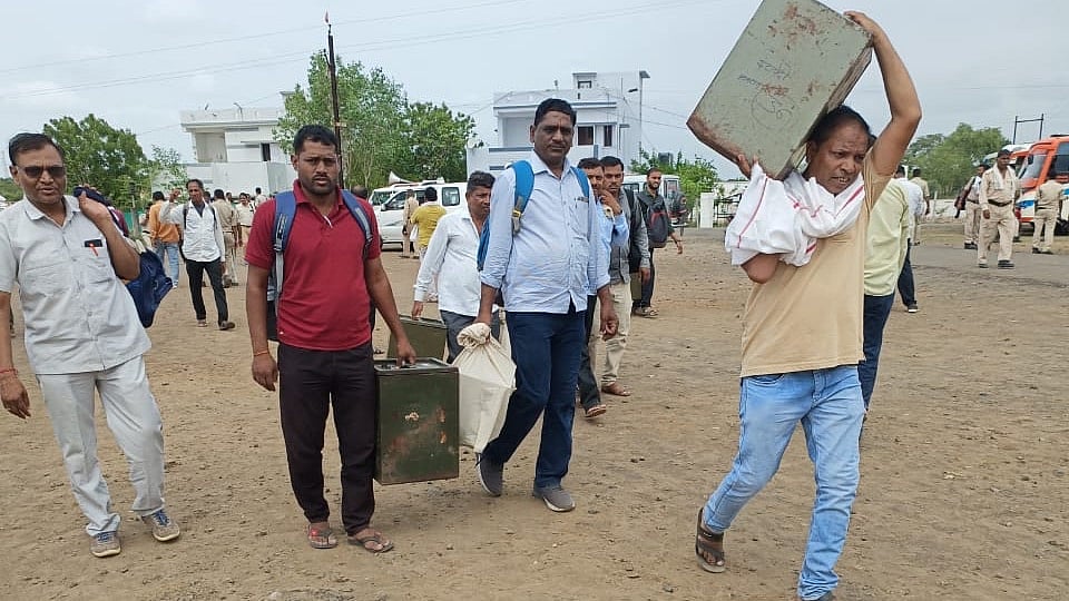 Khargone: Polling parties welcomed with music, garlands - Vimarsana News