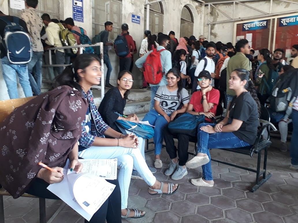 Indore: Students line up on campuses as first round of college level counselling starts - Vimarsana News
