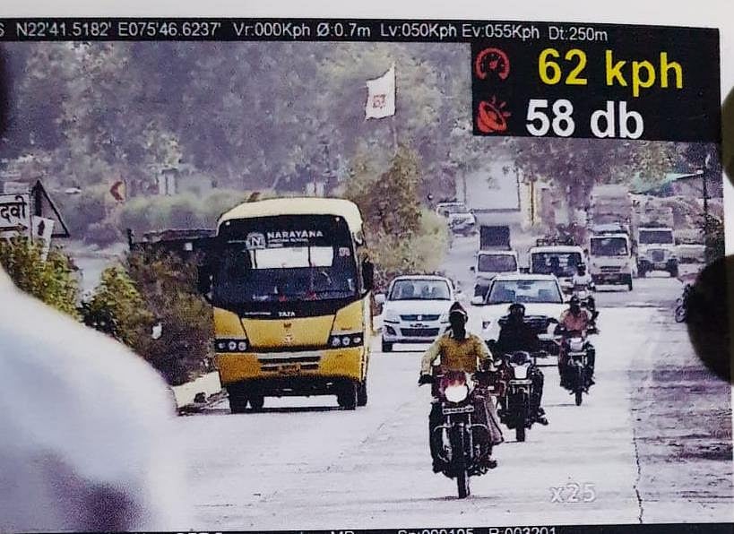 Indore: 151 booked for talking on phone while driving - Vimarsana News