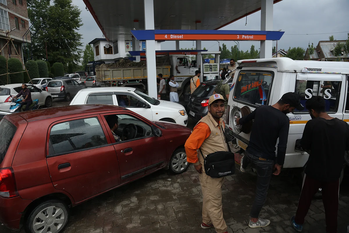 Several drivers had parked their vehicles alongside roads after exhausting their fuel while moving between different fuel stations.