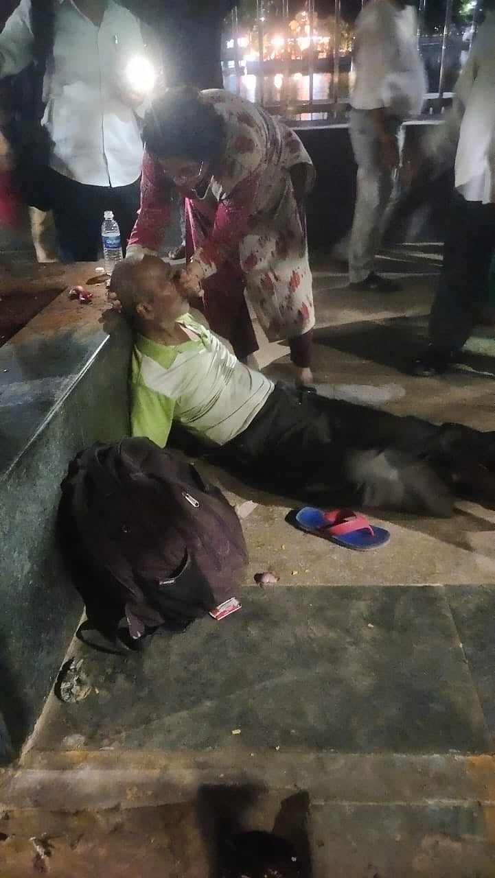 Thane: Good Samaritan saves retired policeman who was left unattended for one hour after he suffered fits - Vimarsana News