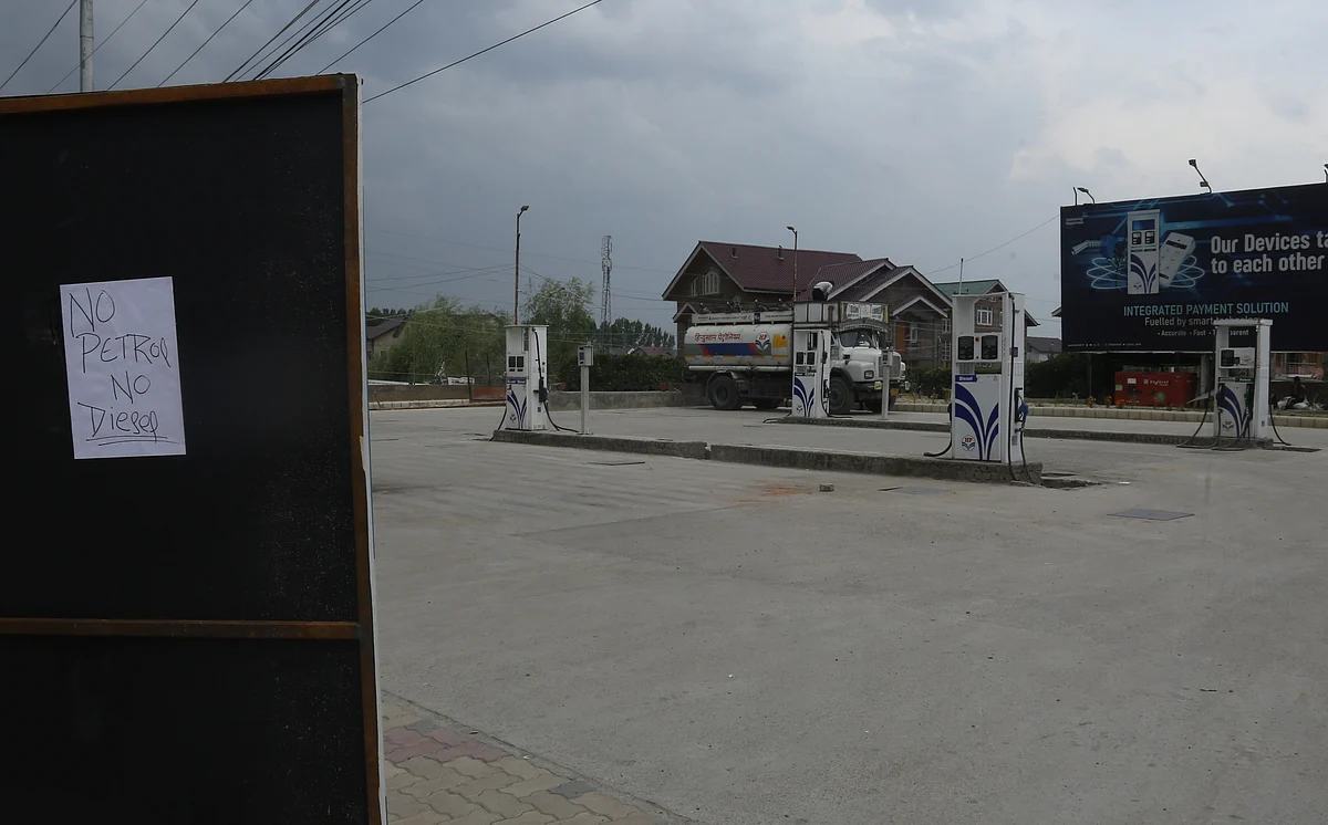 Fuel stations across Kashmir put hoardings which read, ‘no petrol, no diesel