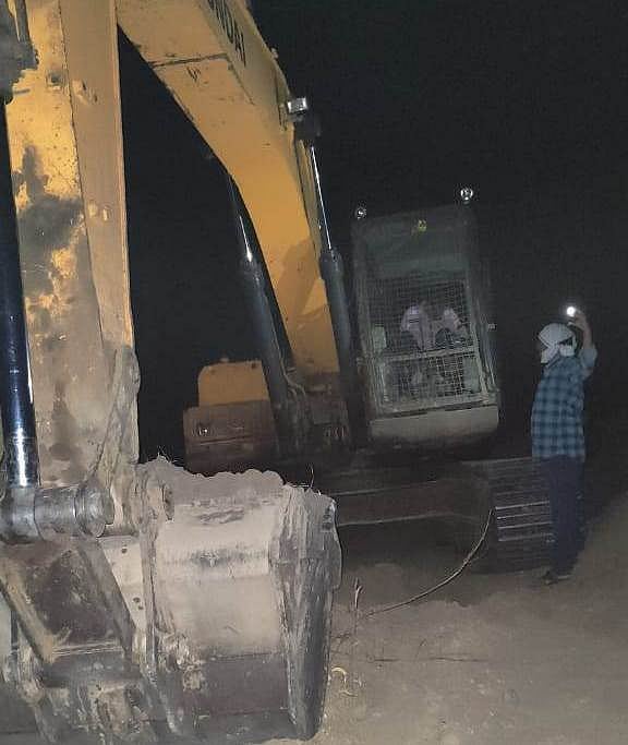Khargone: Crackdown on illegal sand mining; poclain machine, dumper seized - Vimarsana News