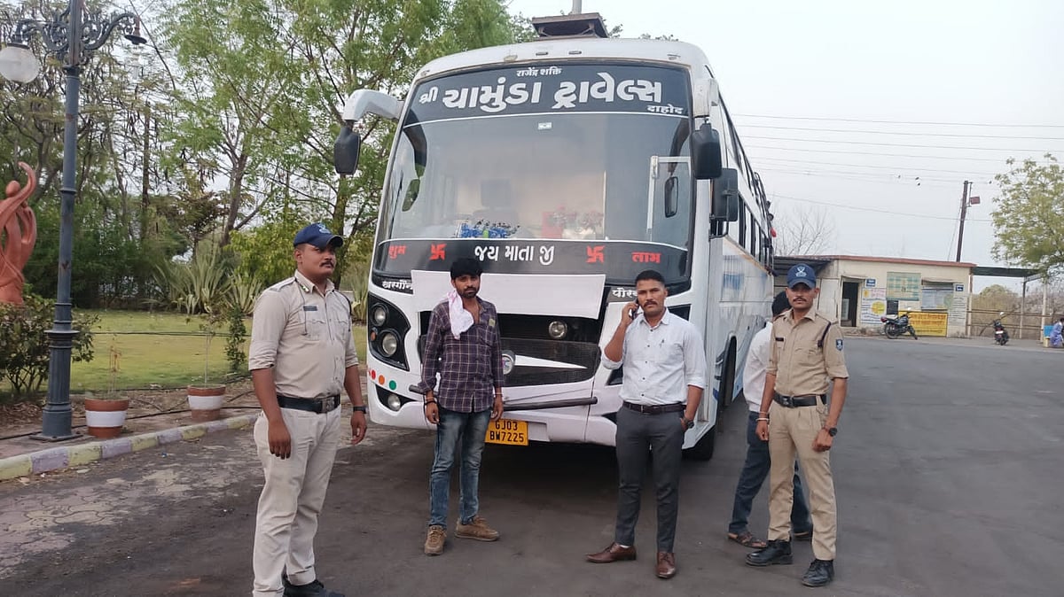 Barwani: Pvt bus impounded for flouting capacity limit - Vimarsana News