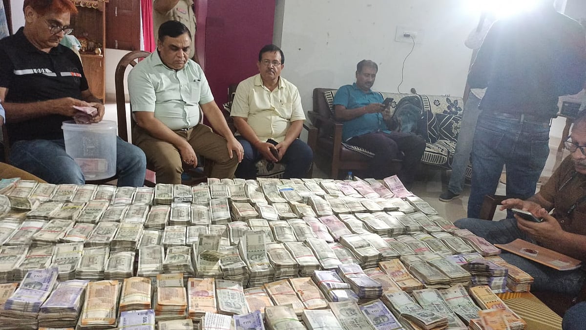 Bihar: Piles of cash found after state drug inspector raided - Vimarsana News