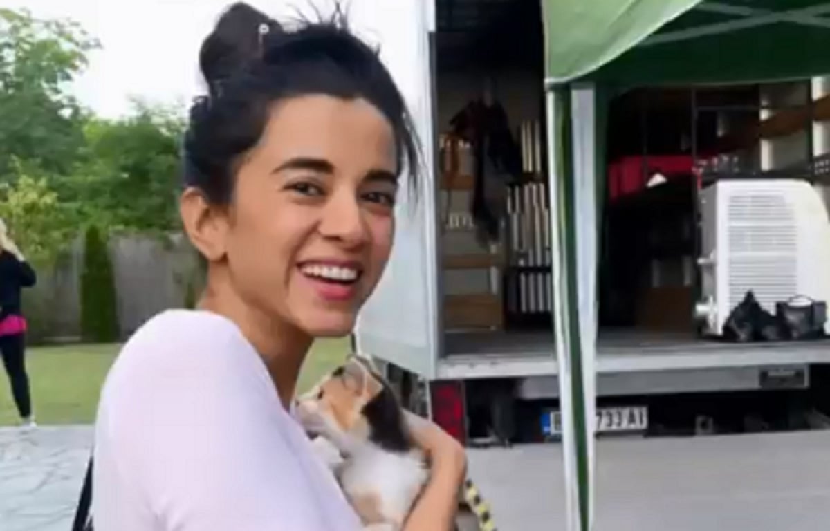Saba Azad shares adorable photo with her furry friend from 'Minimum' sets - Vimarsana News