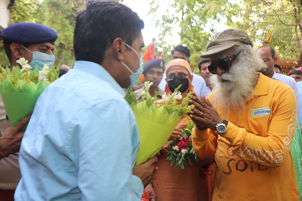 Khargone: Sadhguru welcomed in Nimadi style on arrival in Maheshwar - Vimarsana News