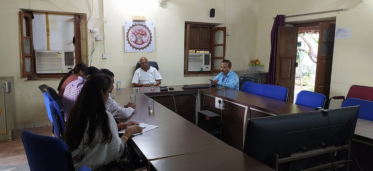 Sendhwa: Poll observer meets officials to review election preparations - Vimarsana News