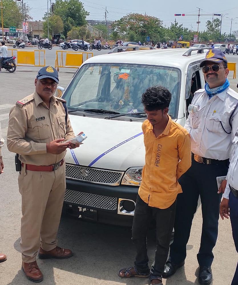 Indore: Violator caught by traffic police after a long chase - Vimarsana News