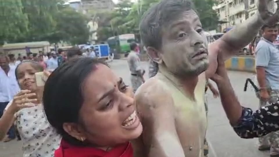 Mumbai: 40-year-old Mumbra man attempts self-immolation in front of police - Vimarsana News