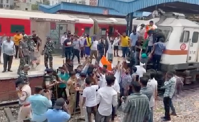 Agnipath protests: Delhi Youth Congress members block train near Connaught Place; several detained - Vimarsana News