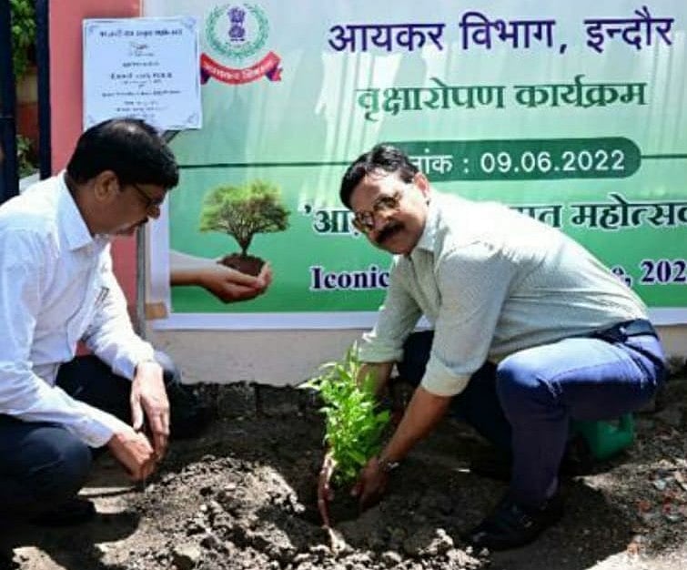 Indore: ​I-T officials plant saplings - Vimarsana News