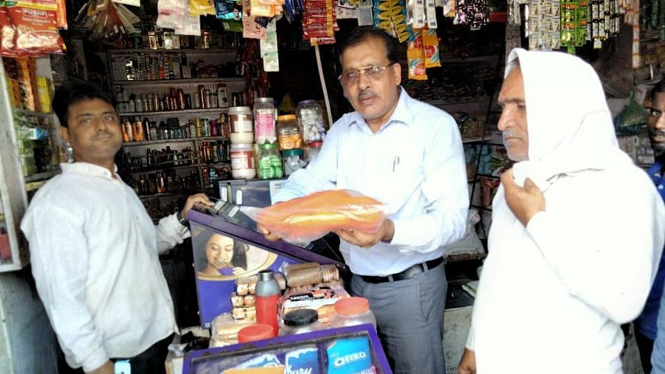 Satna: Plastic items seized from shopkeepers - Vimarsana News