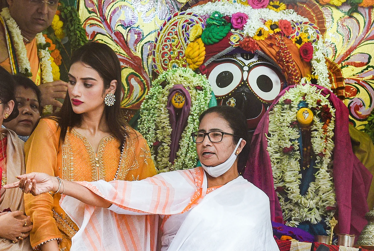 Kolkata: West Bengal Chief Minister Mamata Banerjee and TMC MP Nusrat Jahan during 51st ISKCON Rath Yatra in Kolkata, Friday, July 1, 2022.