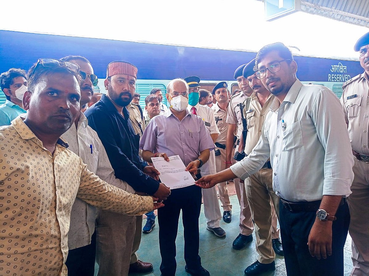 Madhya Pradesh: Re-start stoppage of trains at Vikramgarh, Suwasara, demand for monthly tickets for daily users - Vimarsana News