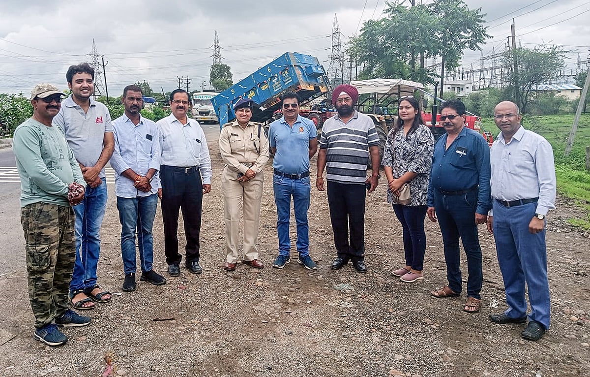 Dewas: Radium reflectors put on vehicles by Rotary members; Campaign to curb accidents - Vimarsana News