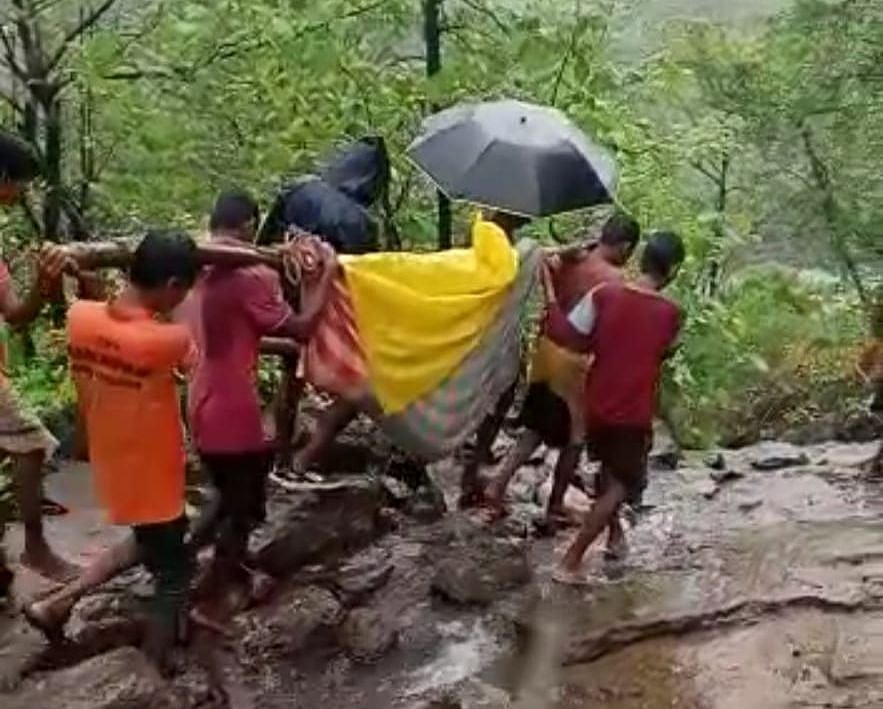 Maharashtra: Locals carry patients 4 km in makeshift palanquins as no roads for ambulance to reach village - Vimarsana News