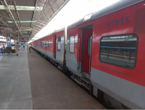 Drunk IAF officer makes hoax bomb threat call from inside Mumbai-Delhi Rajdhani train, arrested - Vimarsana News