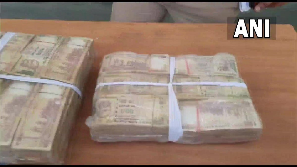 Delhi: Two men held with demonetized currency worth Rs 62 lakh - Vimarsana News