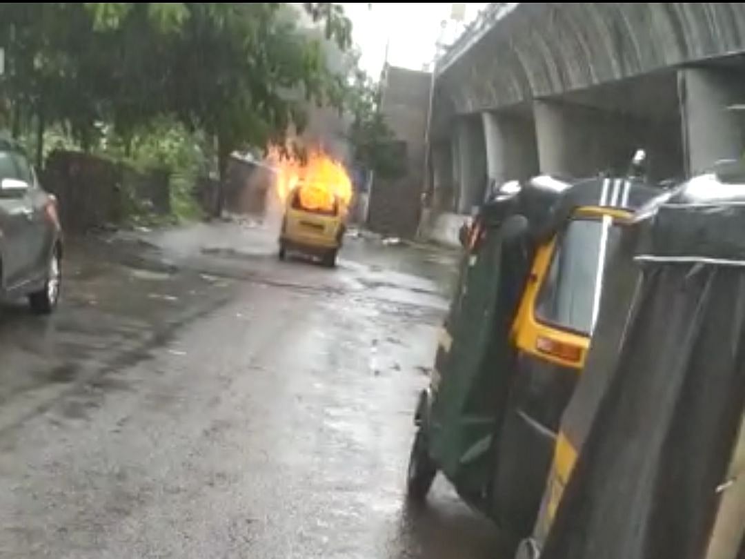 Panvel: Empty school van catches fire after refilling CNG near pump - Vimarsana News