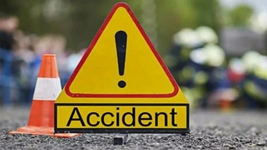 Barwani: Tractor-trolley overturns due to over speeding - Vimarsana News