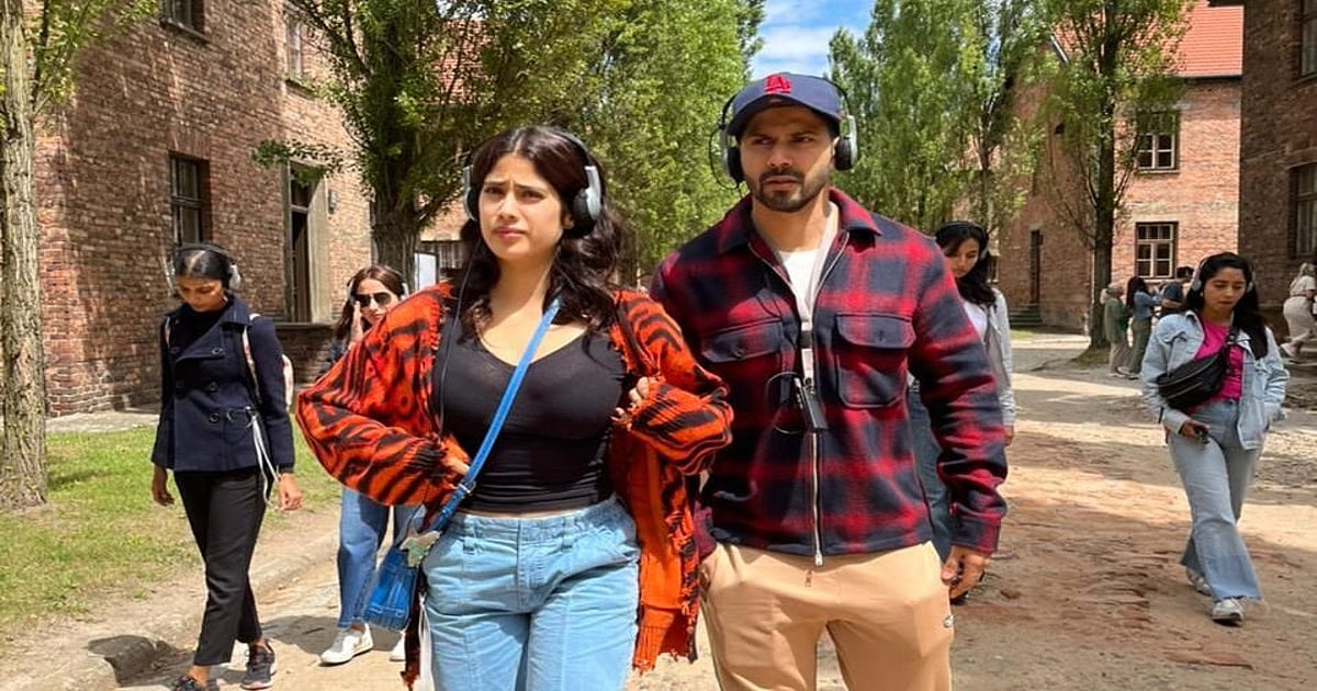 Janhvi Kapoor i Varun Dhawan odwiedzają nazistowski obóz w Auschwitz w Polsce, aby przygotować się do „Bawaal”. Janhvi Kapoor i Varun Dhawan odwiedzają nazistowski obóz w Auschwitz w Polsce, aby przygotować się do „Bawaal”.