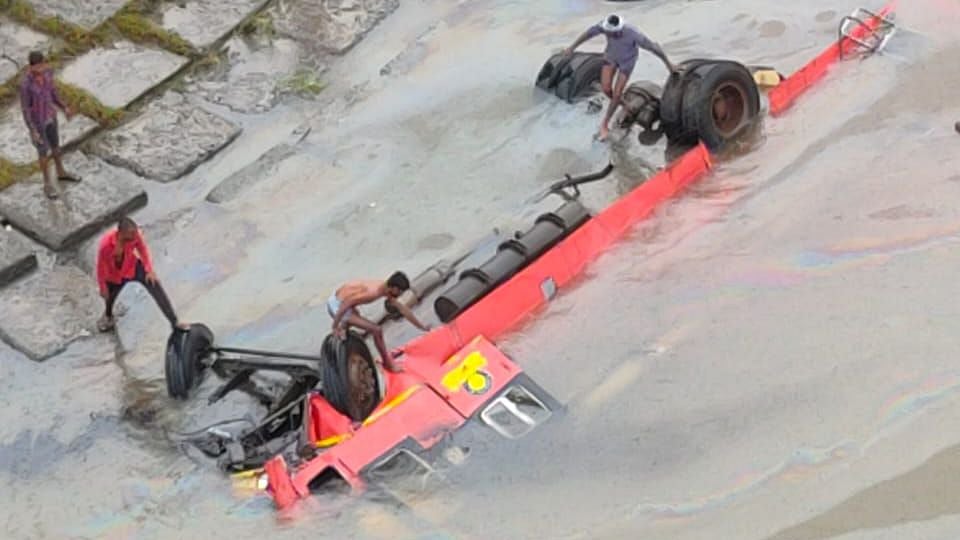 MP: At least a dozen dead and 15 others saved alive as bus plunges into Narmada - Vimarsana News