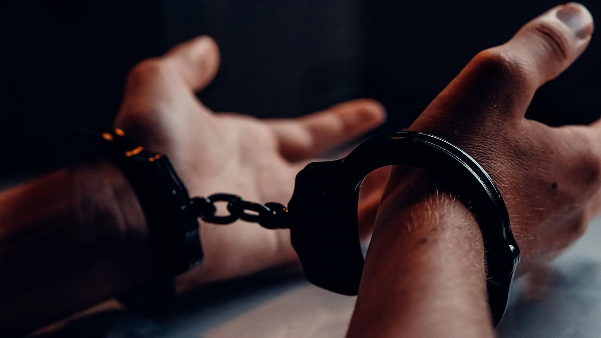 Indore: Man arrested for duping people of lakhs on pretext of providing loans - Vimarsana News