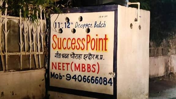 Indore: Coaching centre fined for writing ad on public toilet - Vimarsana News