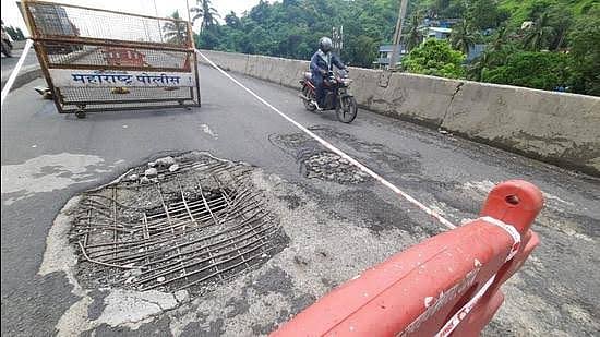 Thane: MNS threatens civic body with protests if Mumbra bypass road not repaired - Vimarsana News