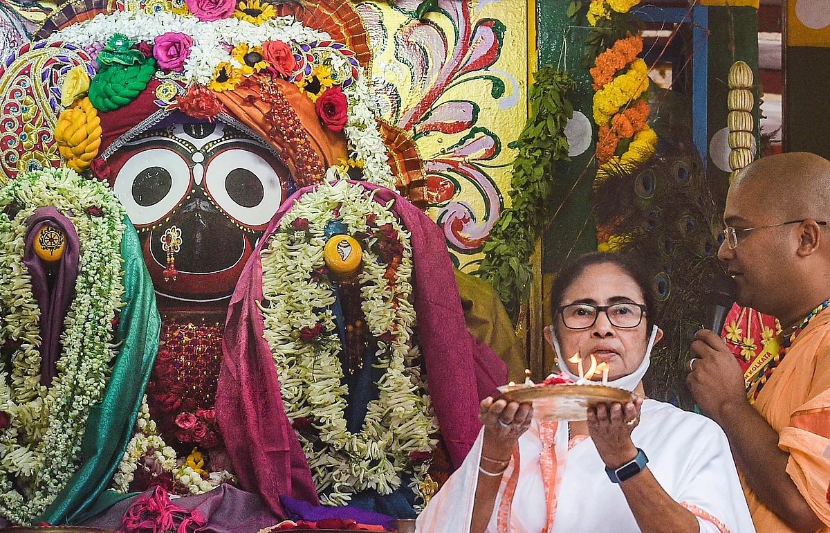 Kolkata: West Bengal Chief Minister Mamata Banerjee offers prayer during 51st ISKCON Rath Yatra in Kolkata, Friday, July 1, 2022.
